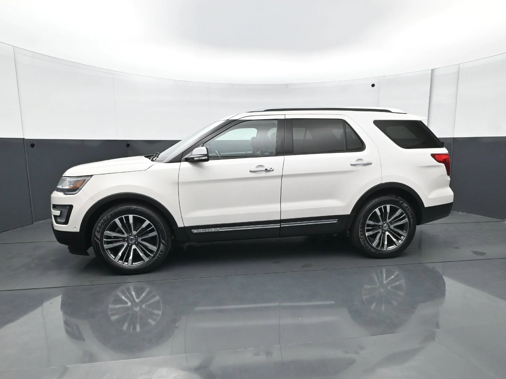 Used 2017  Ford Platinum image 3