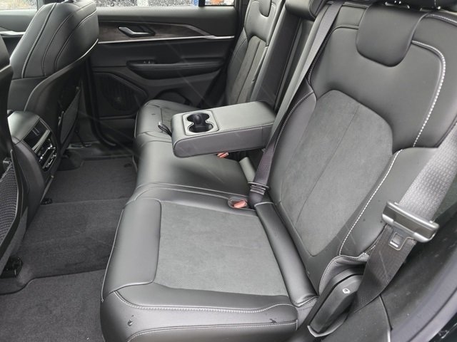 New 2026 Diamond Black Crystal Pearl-Coat Exterior Paint Jeep Laredo Altitude image 33