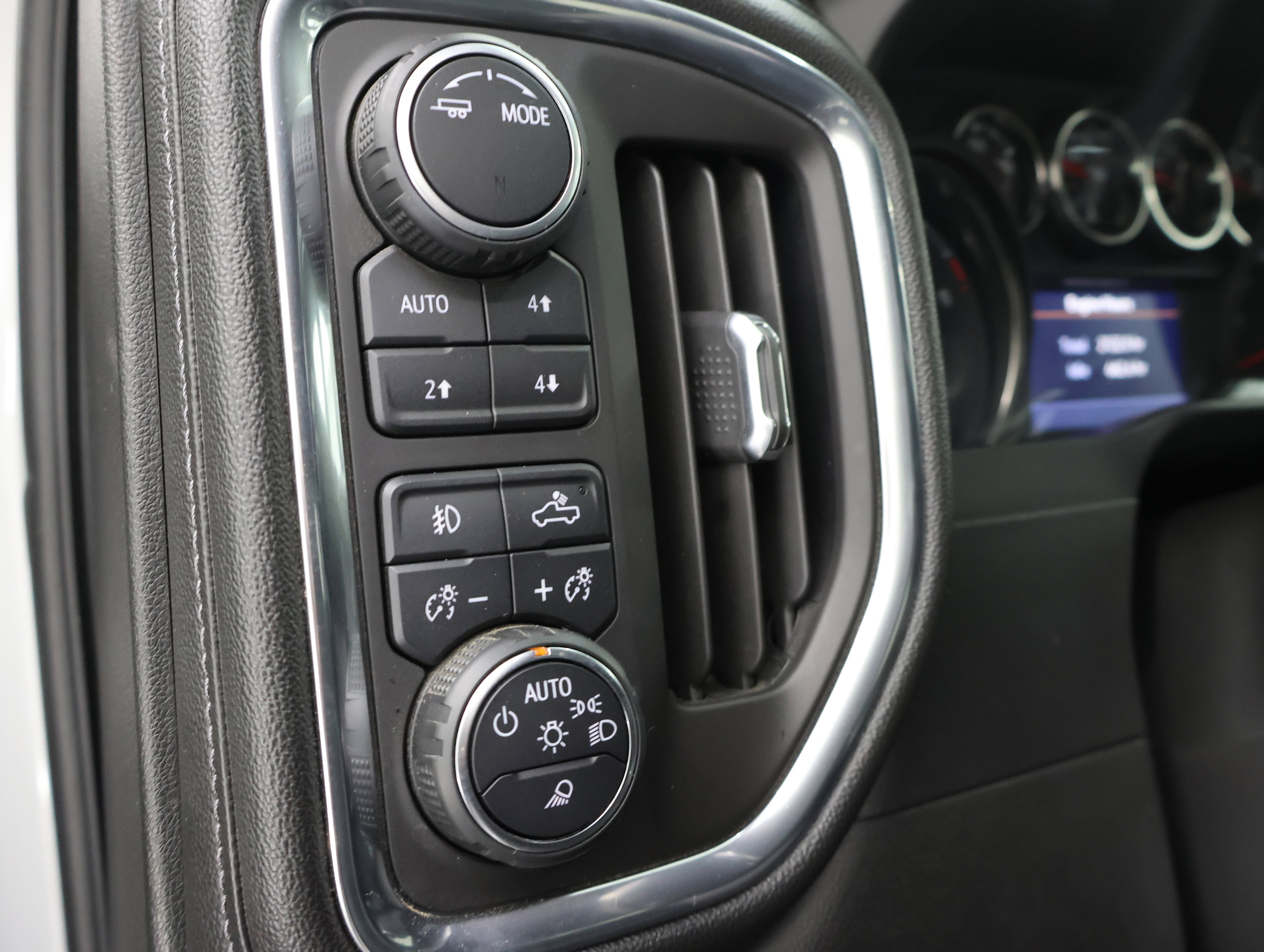 Used 2020 Silver Ice Metallic Chevrolet LTZ: CREW-SHORT-LTZ-Z71-DIESEL-4WD-NAV-HEAT/COOL SEATS-1 OWNER image 48