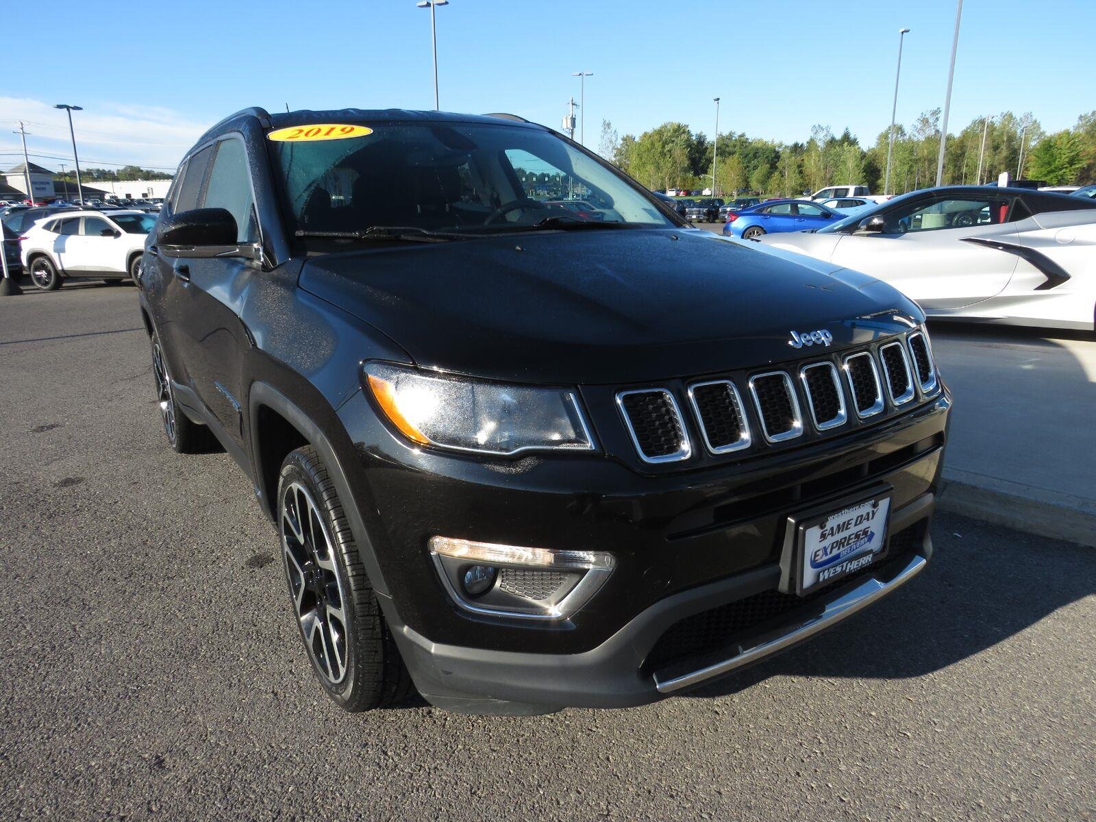 Used 2019 Diamond Black Crystal Pearlcoat Jeep Limited image 3
