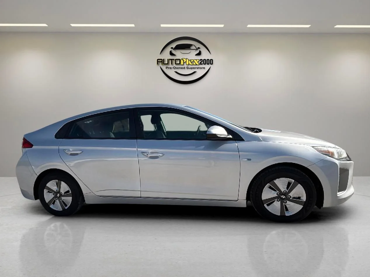 Used 2018 Silver Hyundai Blue image 5