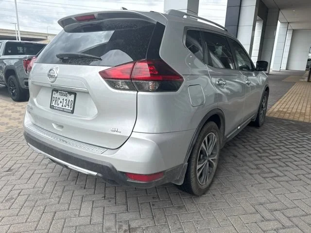 Used 2018 Silver Nissan SL image 3
