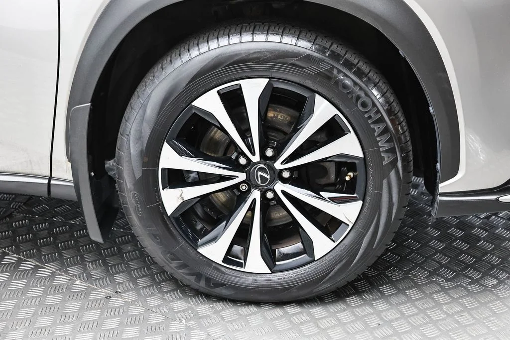 Used 2018  Lexus  image 28