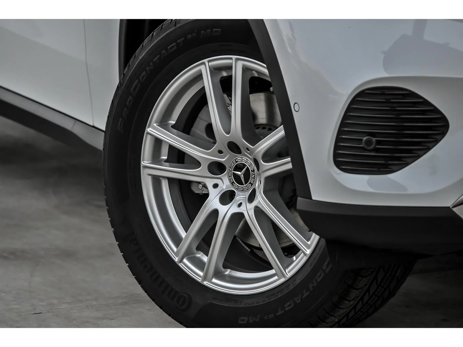 New 2026 Manufaktur Moonlight White Metallic Mercedes-Benz GLC 300 4MATIC® image 3