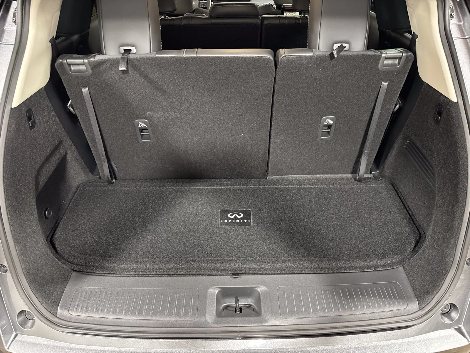 Used 2027 Gray INFINITI LUXE image 25