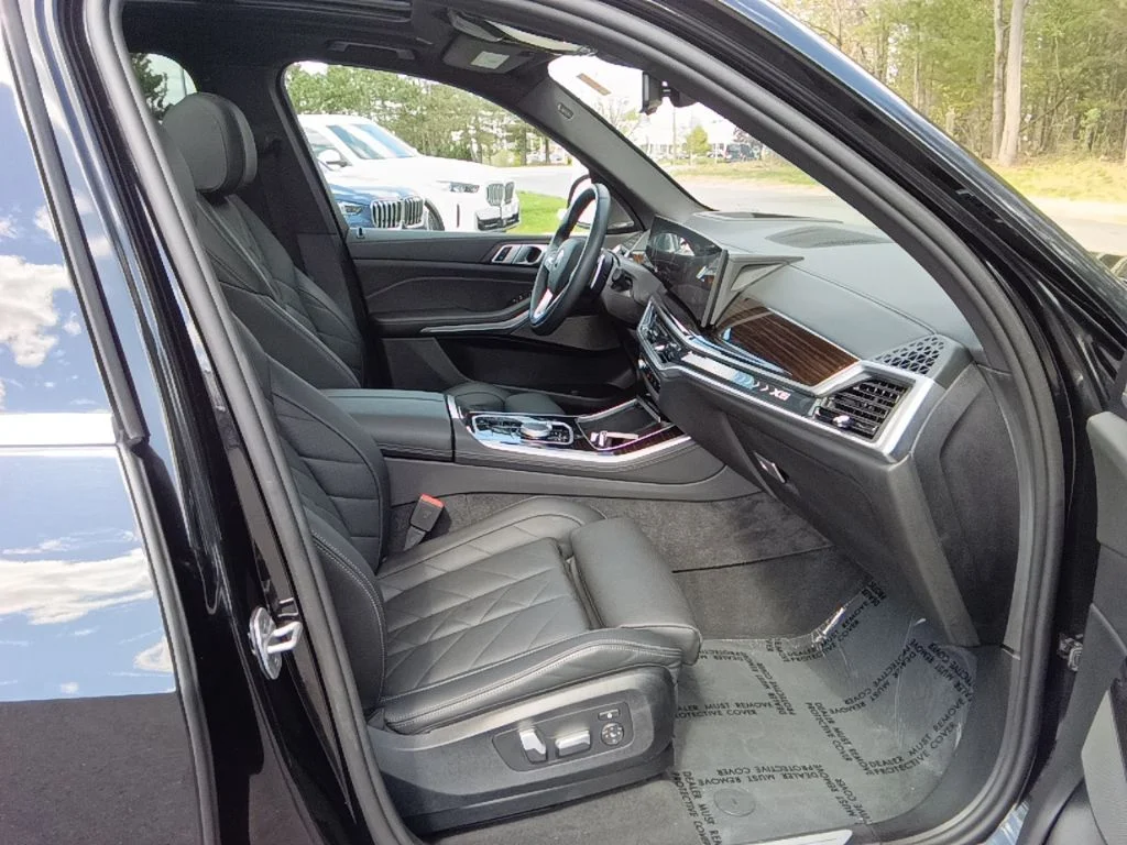 Certified Used 2025 Black Sapphire Metallic BMW xDrive40i image 21