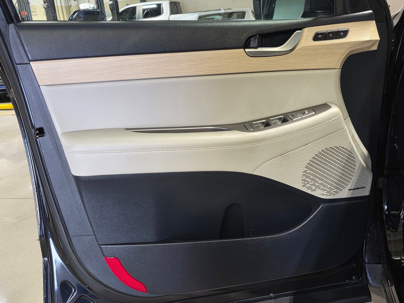 Certified Used 2023 Moonlight Cloud Hyundai Limited image 21