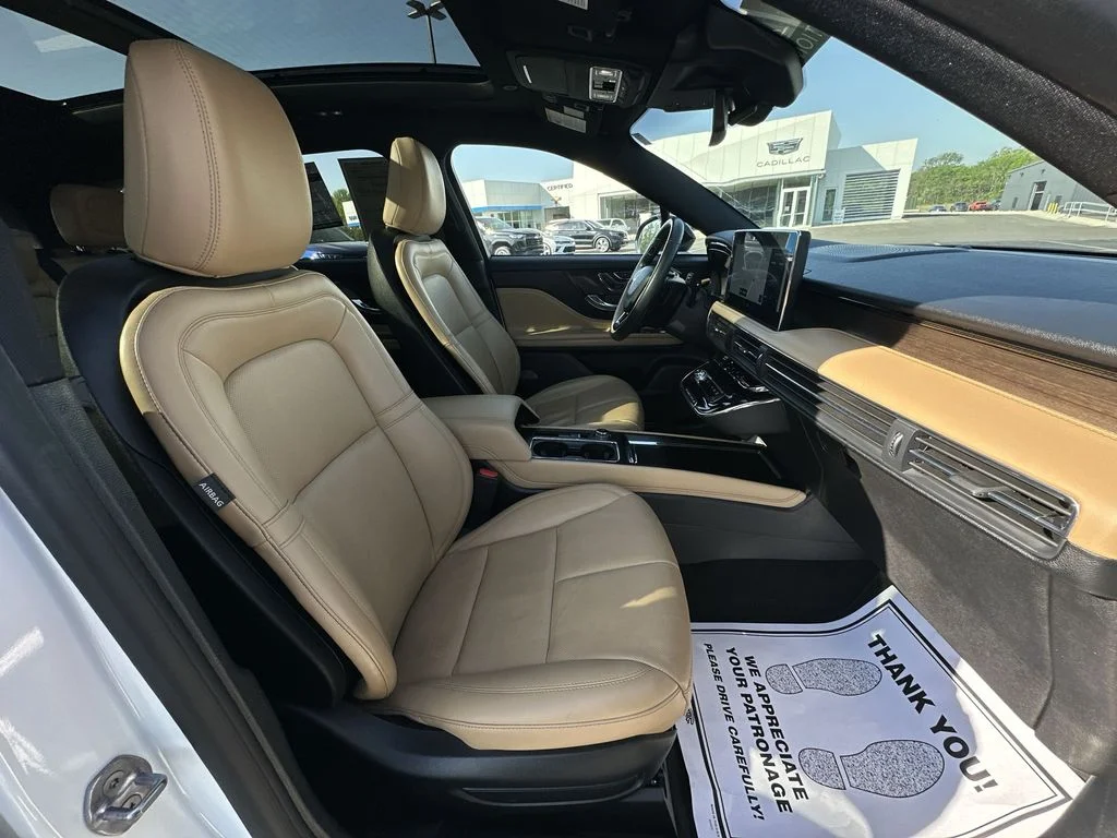 Used 2023 White Lincoln Reserve image 25