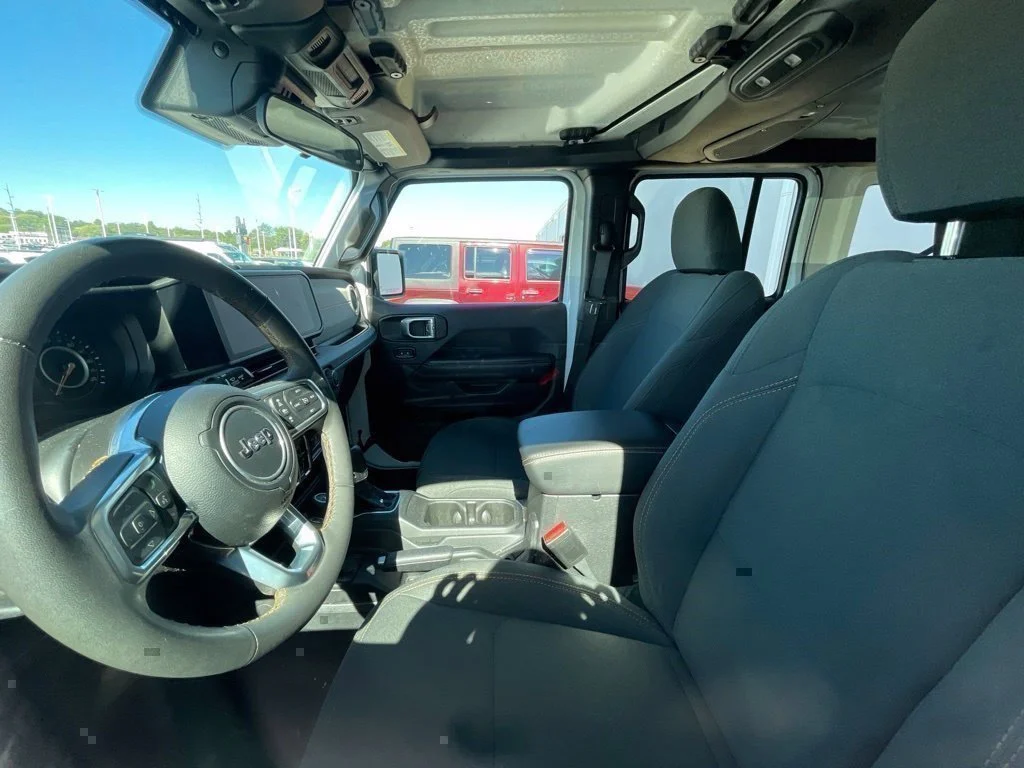 Used 2025 White Jeep Sahara image 16
