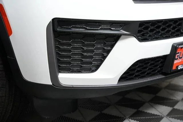 New 2026 Bright White Clear-Coat Exterior Paint Jeep Laredo image 52