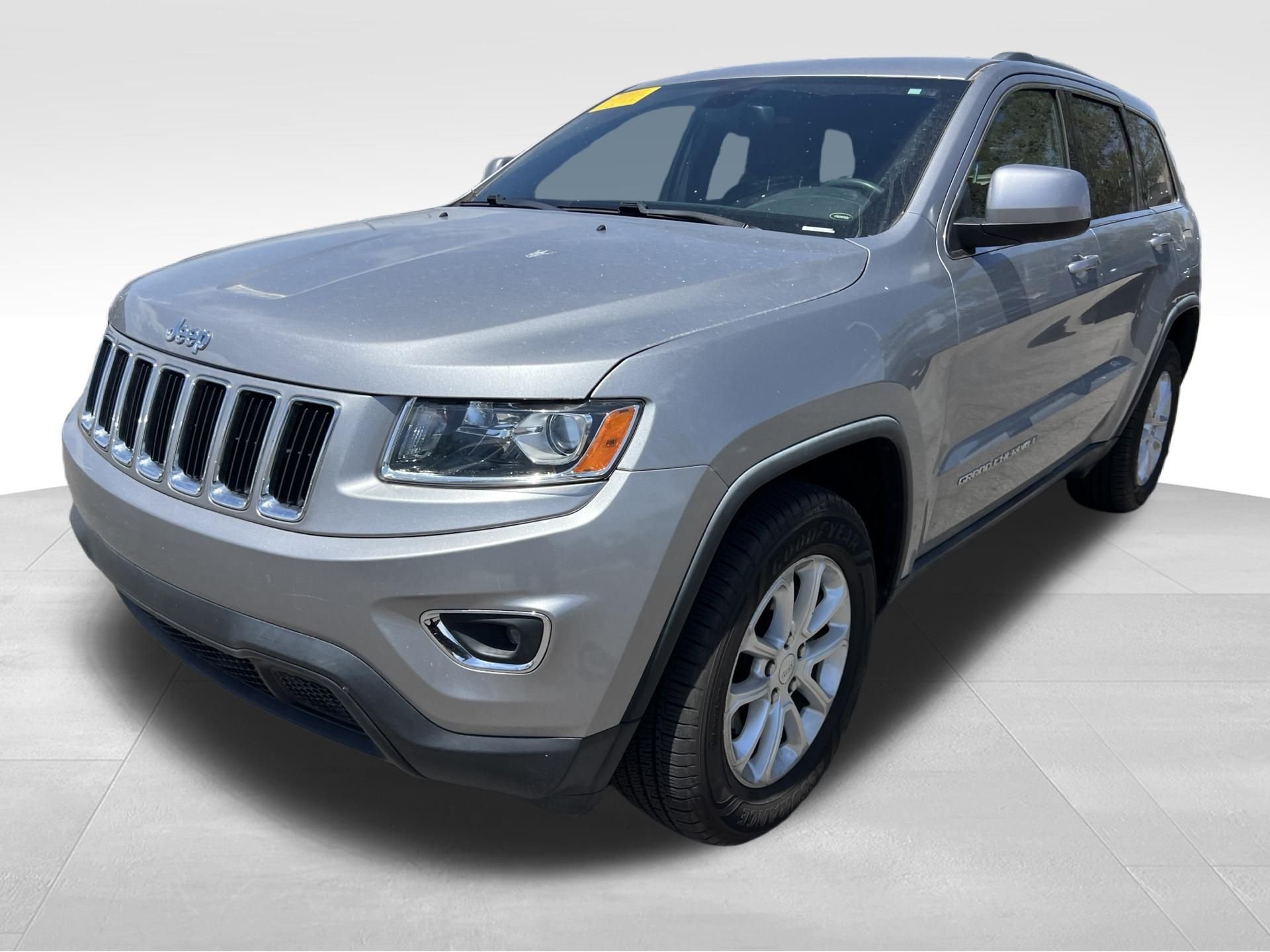 Used 2015 Silver Jeep Laredo image 9