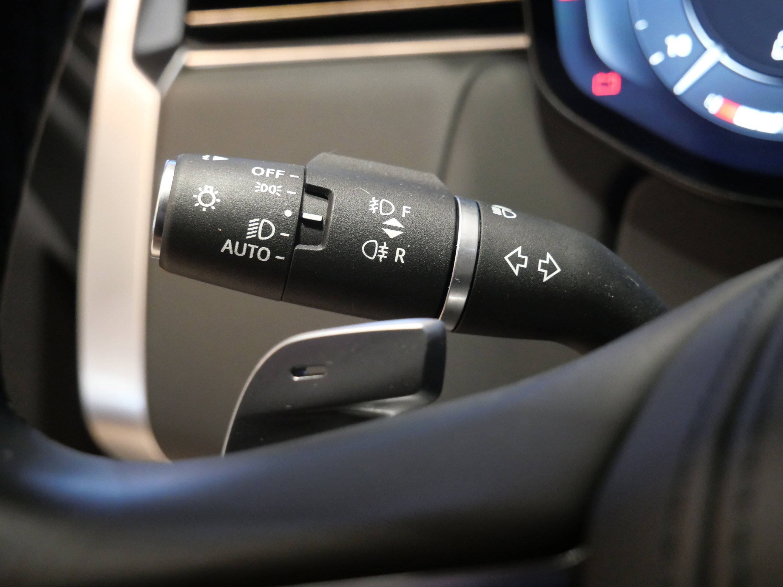 Used 2023 Sunrise Copper SV Bespoke Ultra Met Satin Land Rover SV image 33