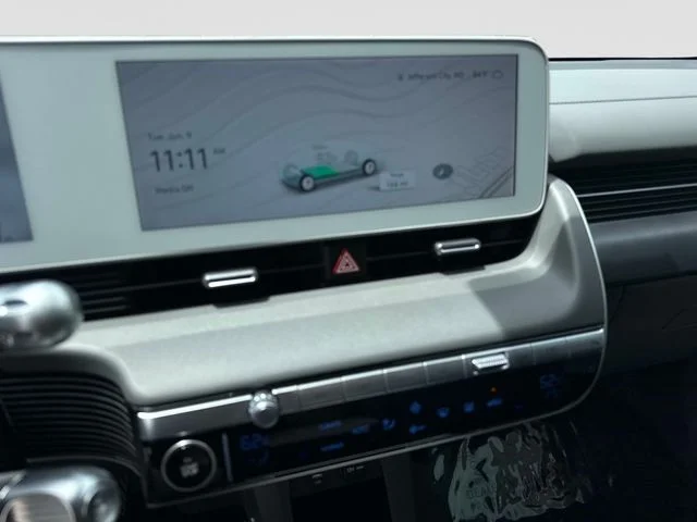 Used 2024 White Hyundai SEL image 18