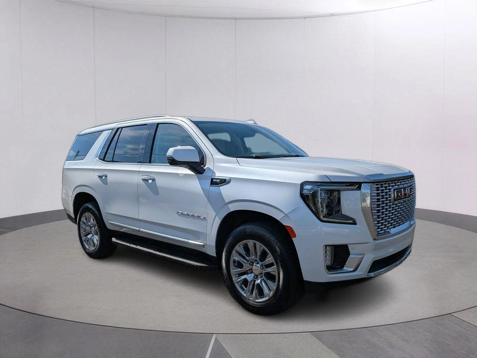 Used 2022 White Frost Tricoat GMC Denali image 7