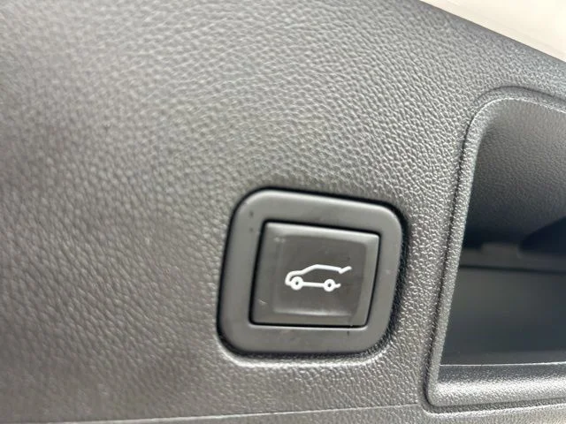 Used 2023 White GMC SLE image 28