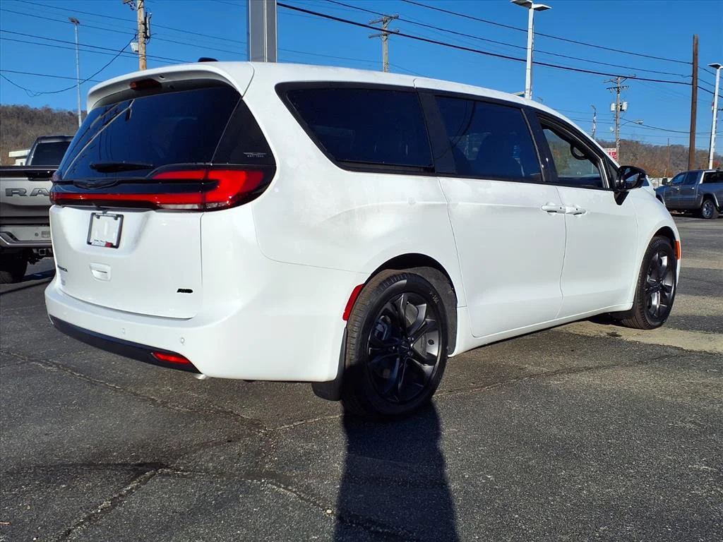 New 2026 Bright White Clear-Coat Exterior Paint Chrysler Select image 2
