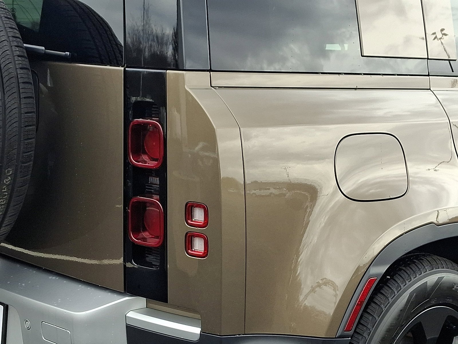 Used 2025 Gondwana Stone Metallic   1Dk Land Rover S image 16