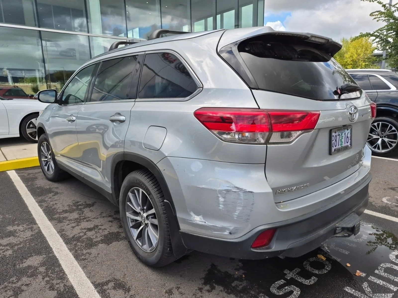 Used 2019 Silver Toyota XLE image 2