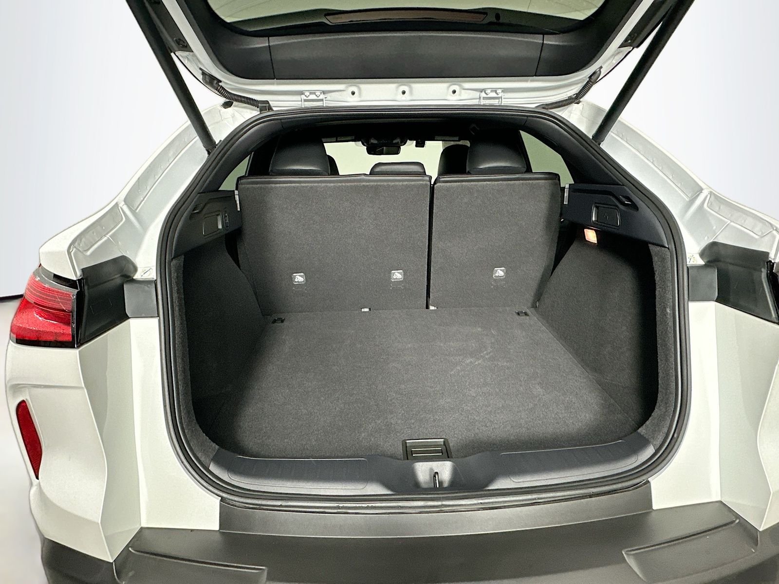 Used 2025 Radiant White INFINITI ESSENTIAL image 27