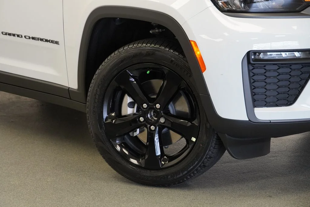 New 2026 Bright White Clear-Coat Exterior Paint Jeep Limited image 4