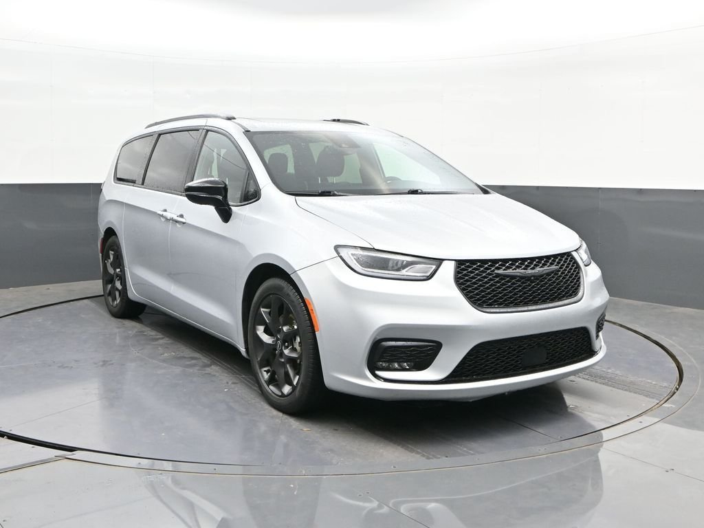 Used 2026 Silver Chrysler Limited image 22