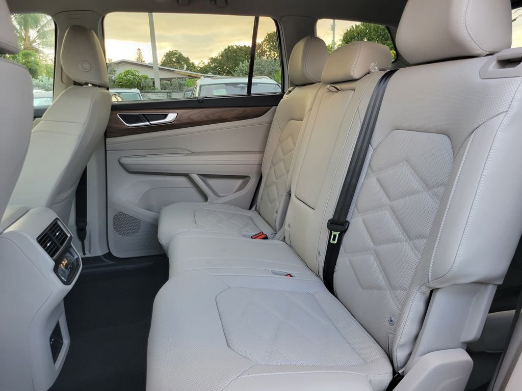 New 2026 White/off-white Volkswagen SE w/Technology image 7