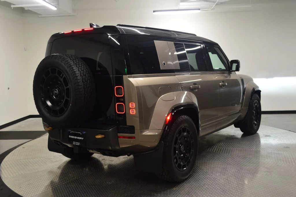 Certified Used 2025 Gondwana Stone Metallic Land Rover V8 image 7
