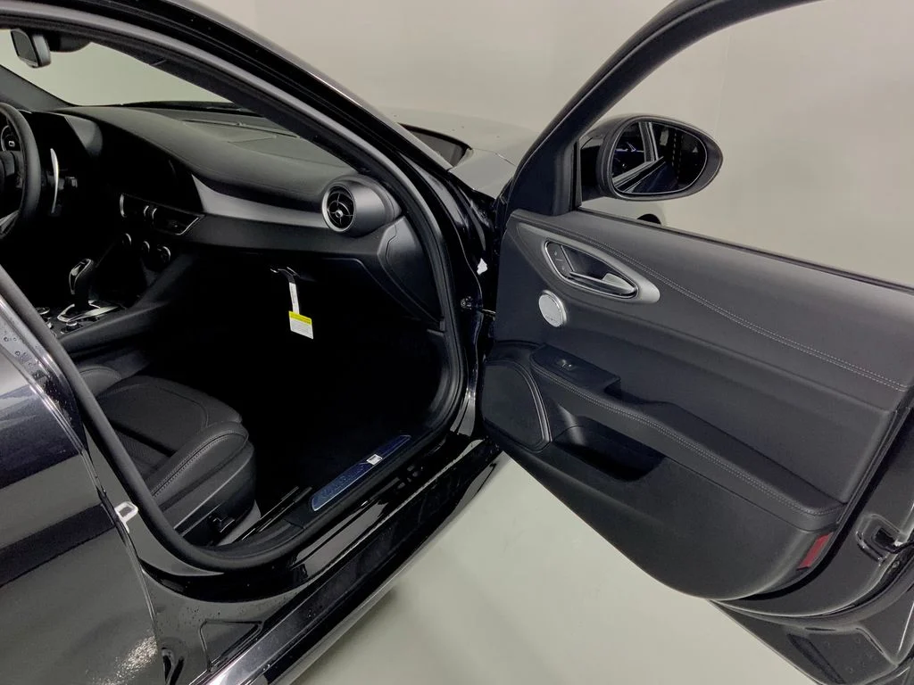 New 2026 Vulcano Black Metallic Exterior Paint Alfa Romeo Veloce image 32