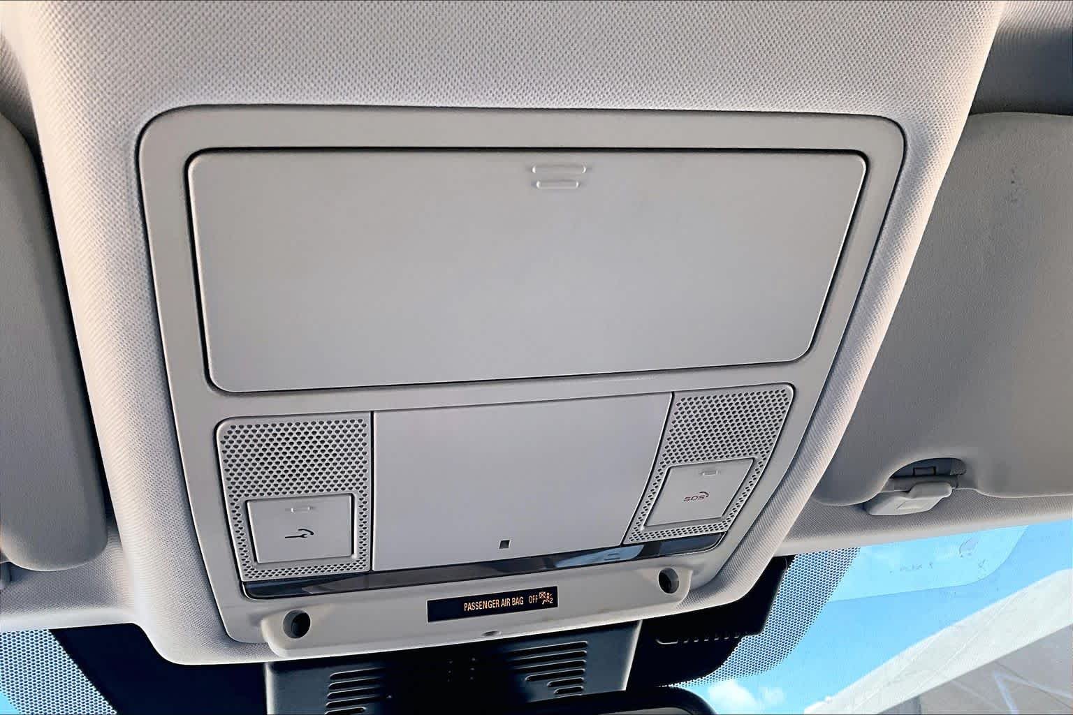 Used 2018 Fuji White Land Rover SE image 29