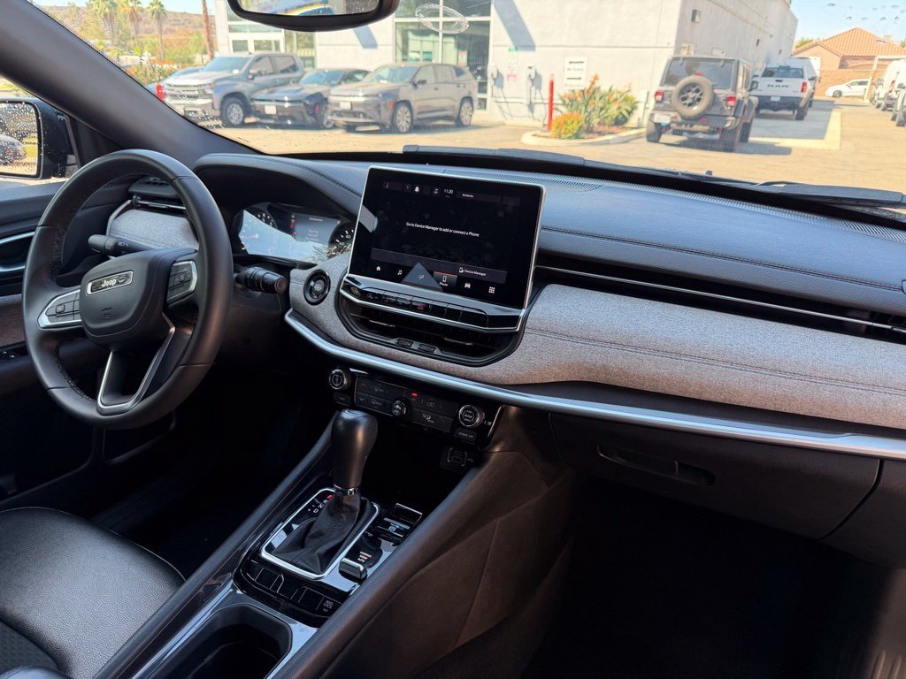 Used 2024  Jeep Latitude image 17