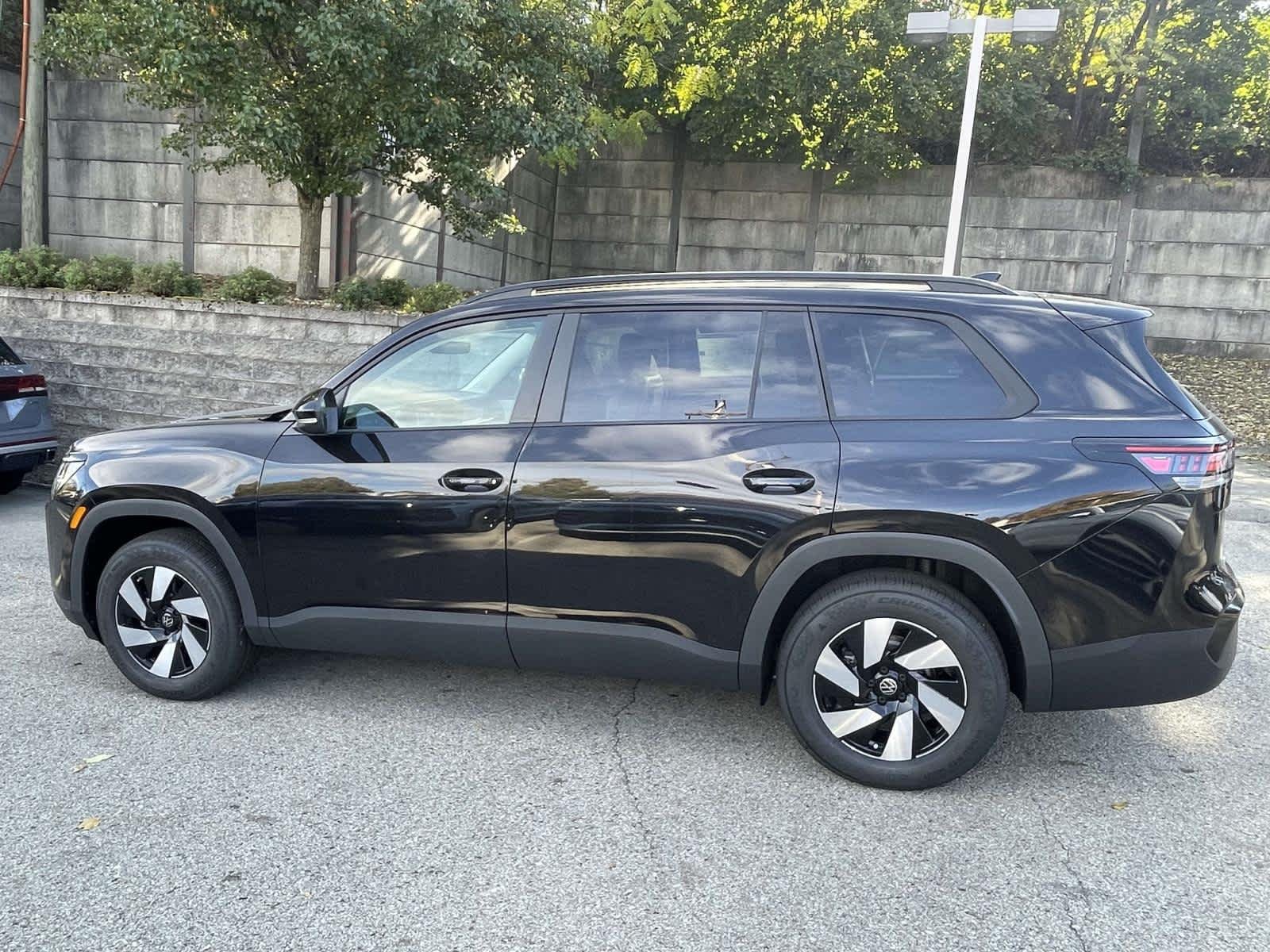 New 2027 DEEP BLACK PEARL Volkswagen SE image 10