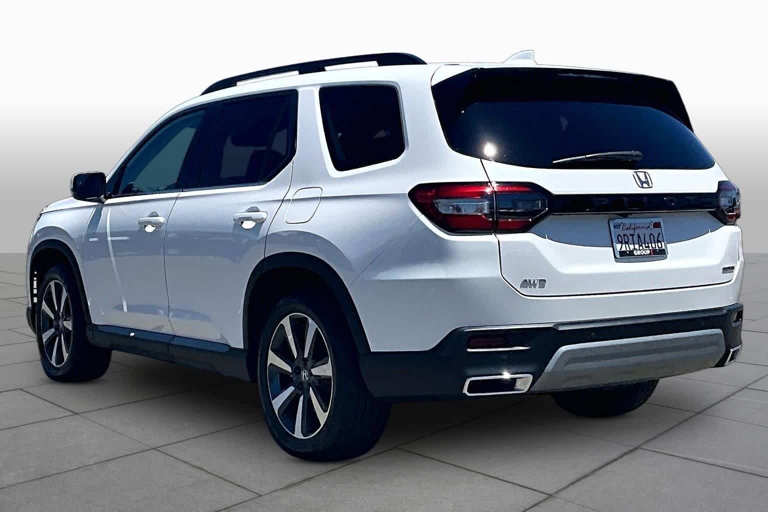 Used 2025 Platinum White Pearl Honda Touring image 11
