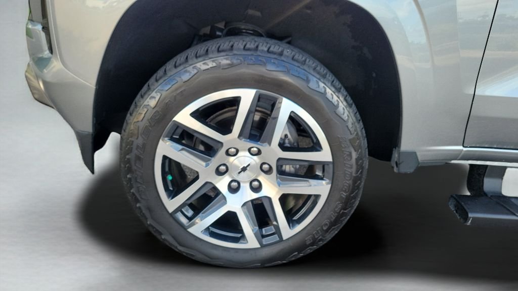 Used 2023 Gray Chevrolet Z71 image 25