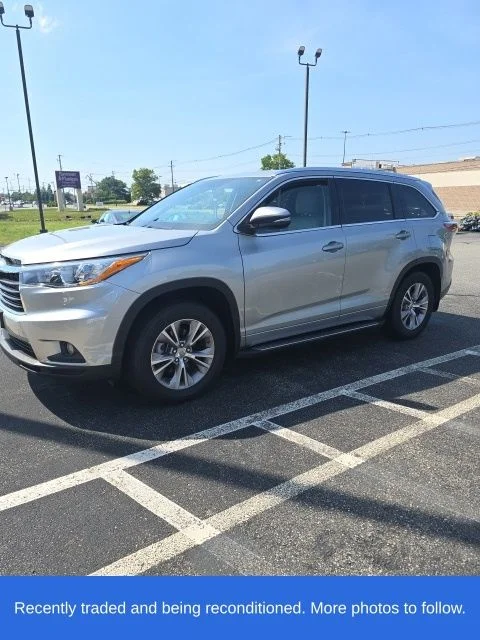 Used 2015 Silver Toyota XLE V6 image 1
