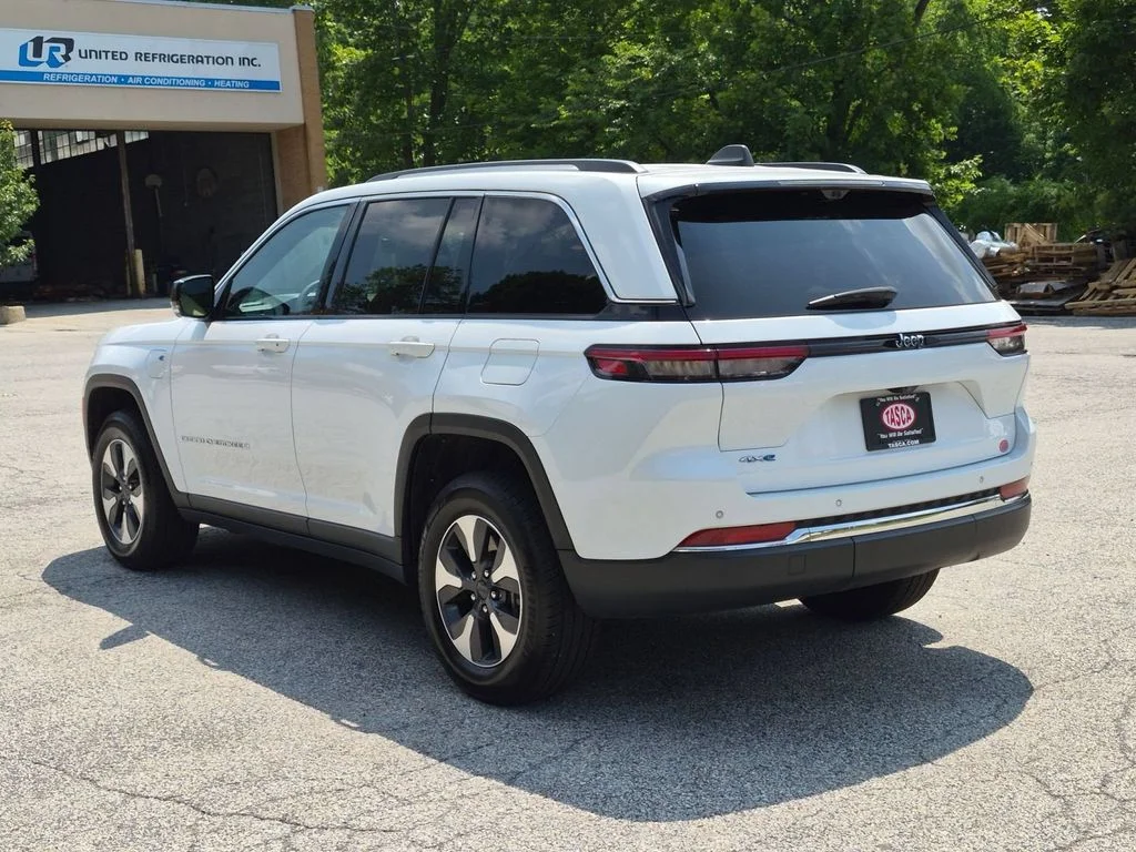 Used 2022 White Jeep 4xe image 8