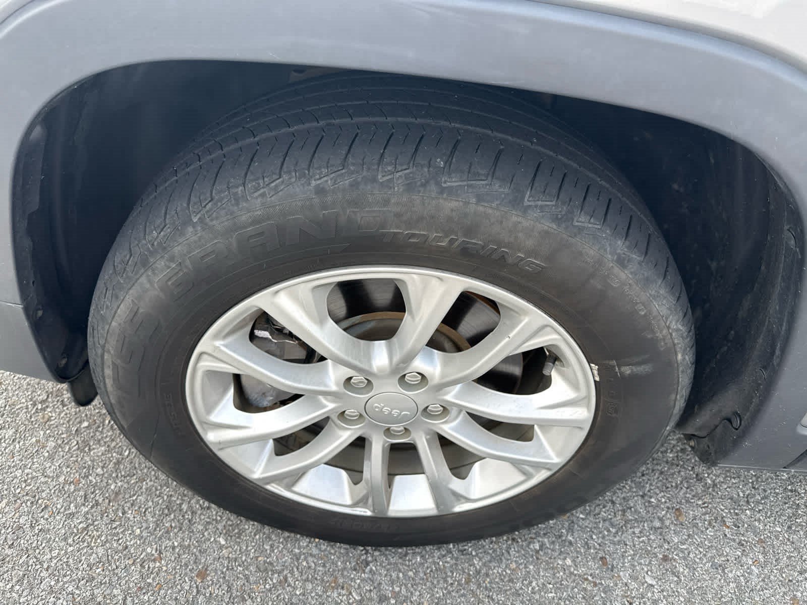 Used 2019 Billet Silver Metallic Clearcoat Jeep Latitude image 6