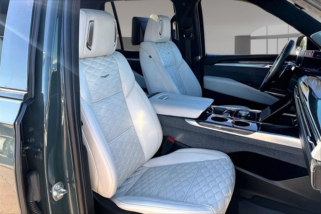 Used 2025 Green Cadillac V-Series image 7