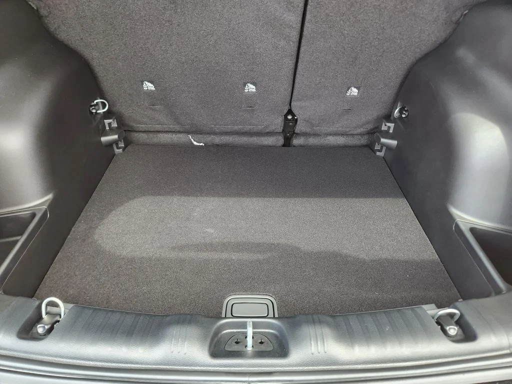 New 2026 Diamond Black Crystal Pearlcoat Jeep Latitude image 22