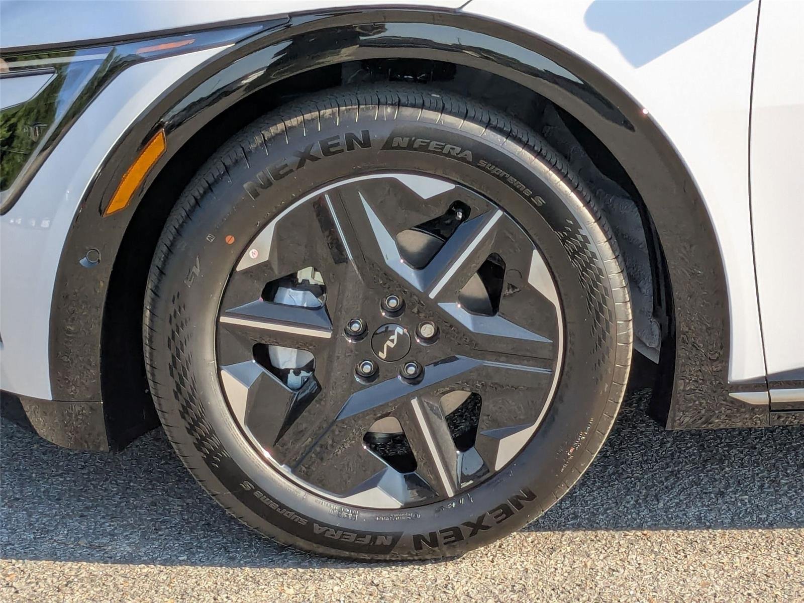 New 2025 Glacier White Pearl Kia Wind image 3