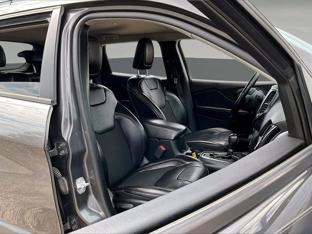 Used 2020 Gray Jeep Latitude Plus image 33