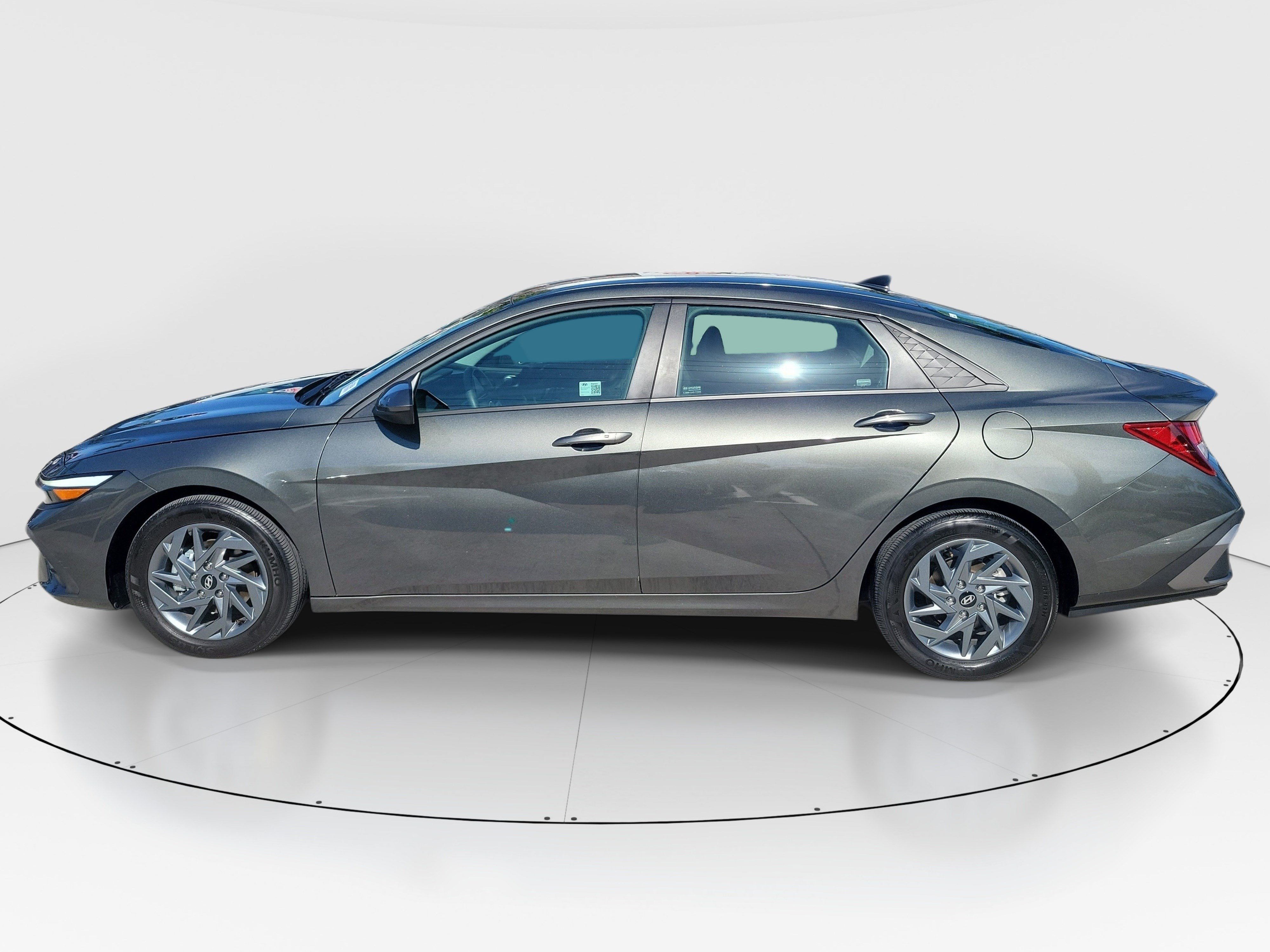Used 2024 Amazon Gray Hyundai SEL image 4