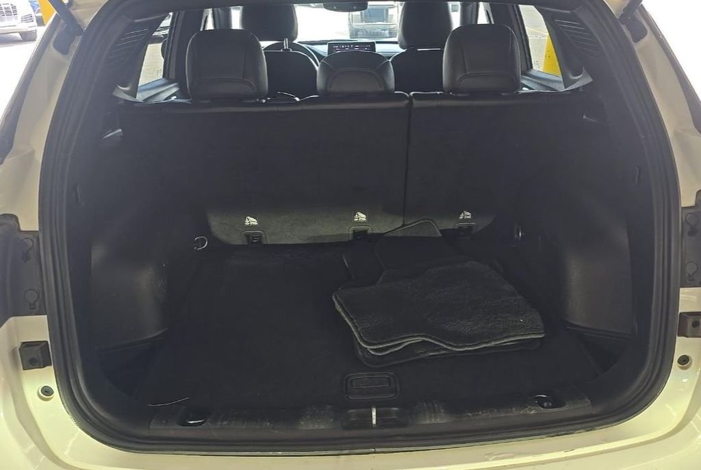Used 2025 White Jeep Limited image 9