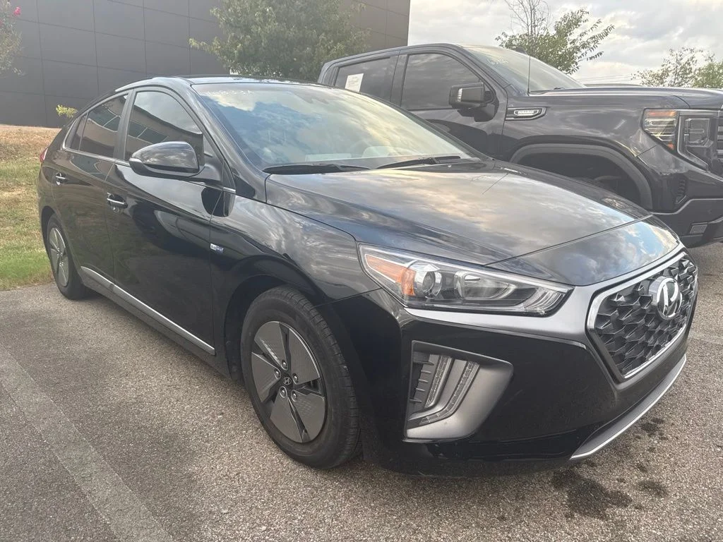 Used 2020 Black Noir Pearl Hyundai SE image 1