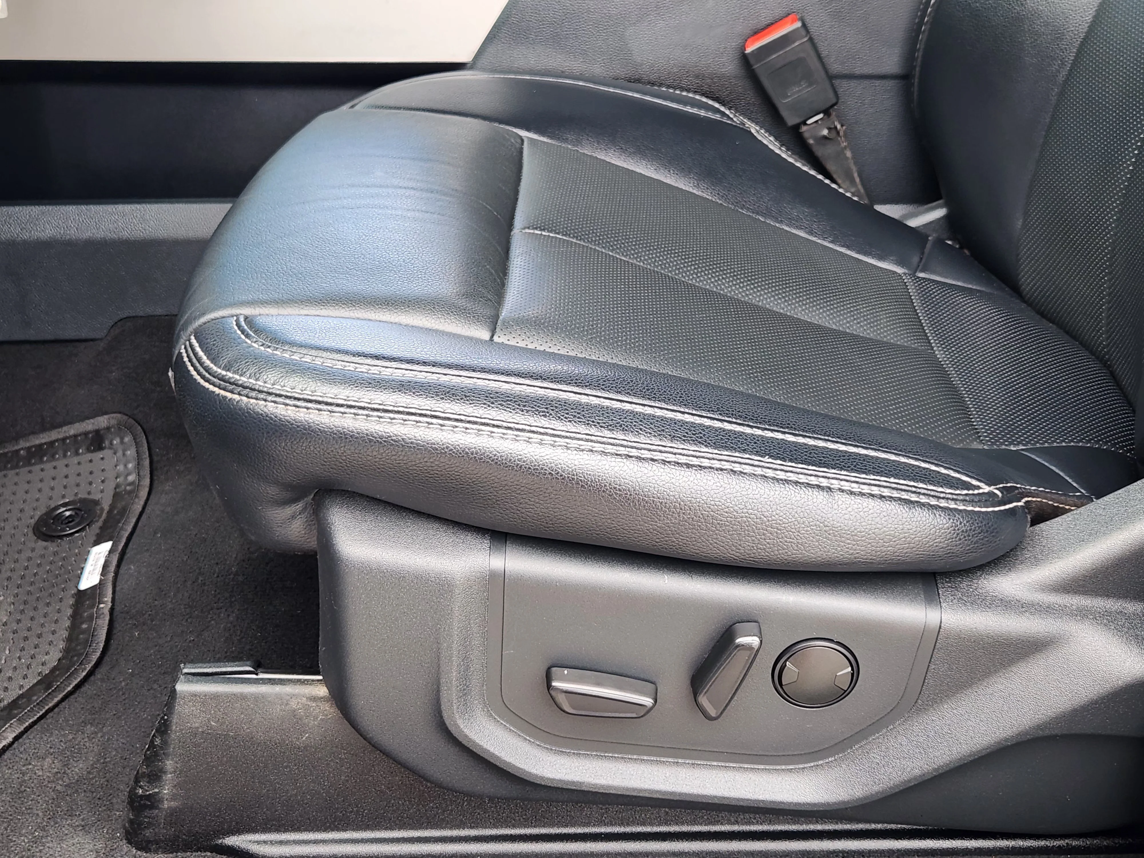 Used 2022  Ford XL image 23