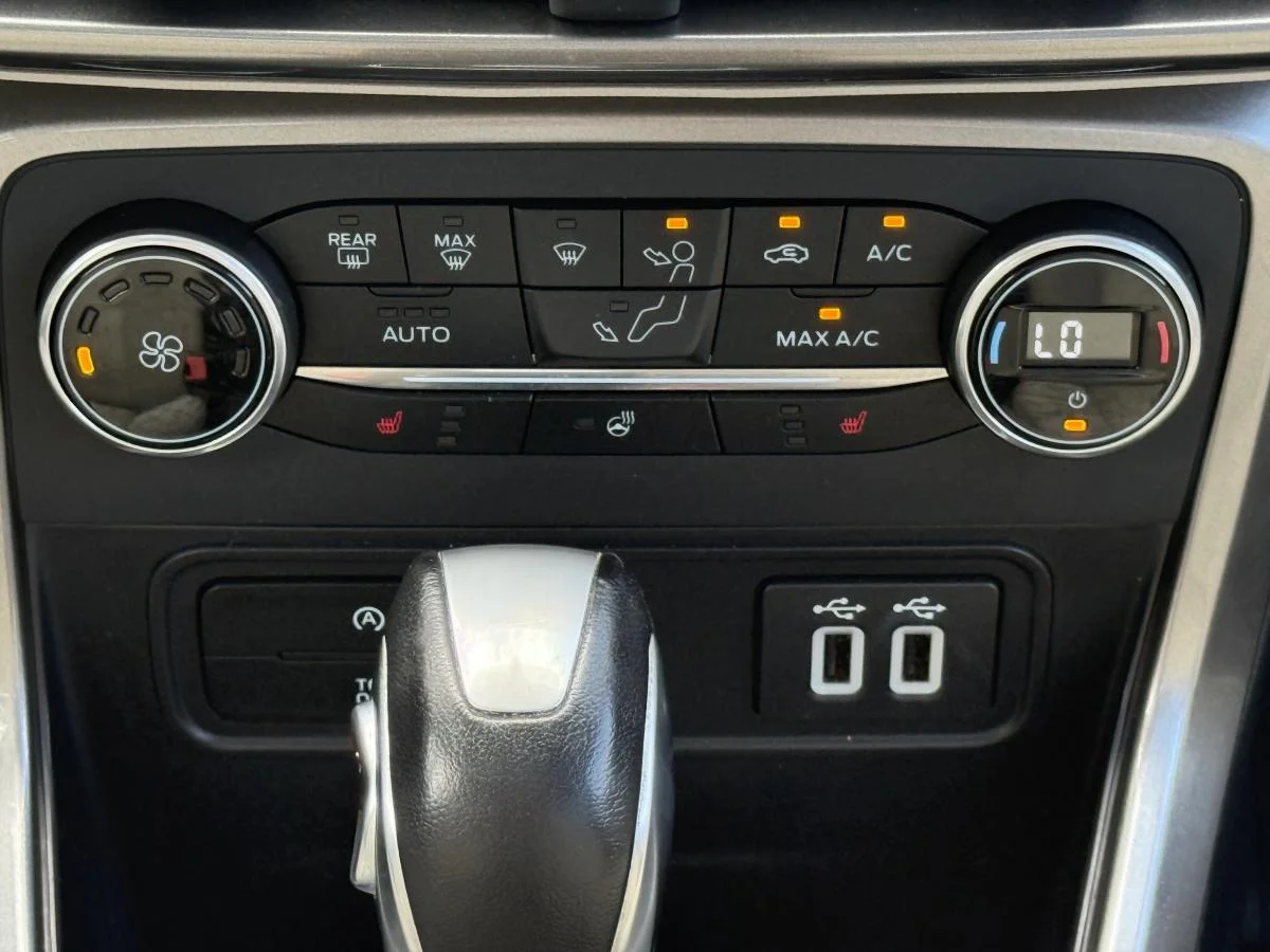 Used 2018 Blue Ford SE image 23