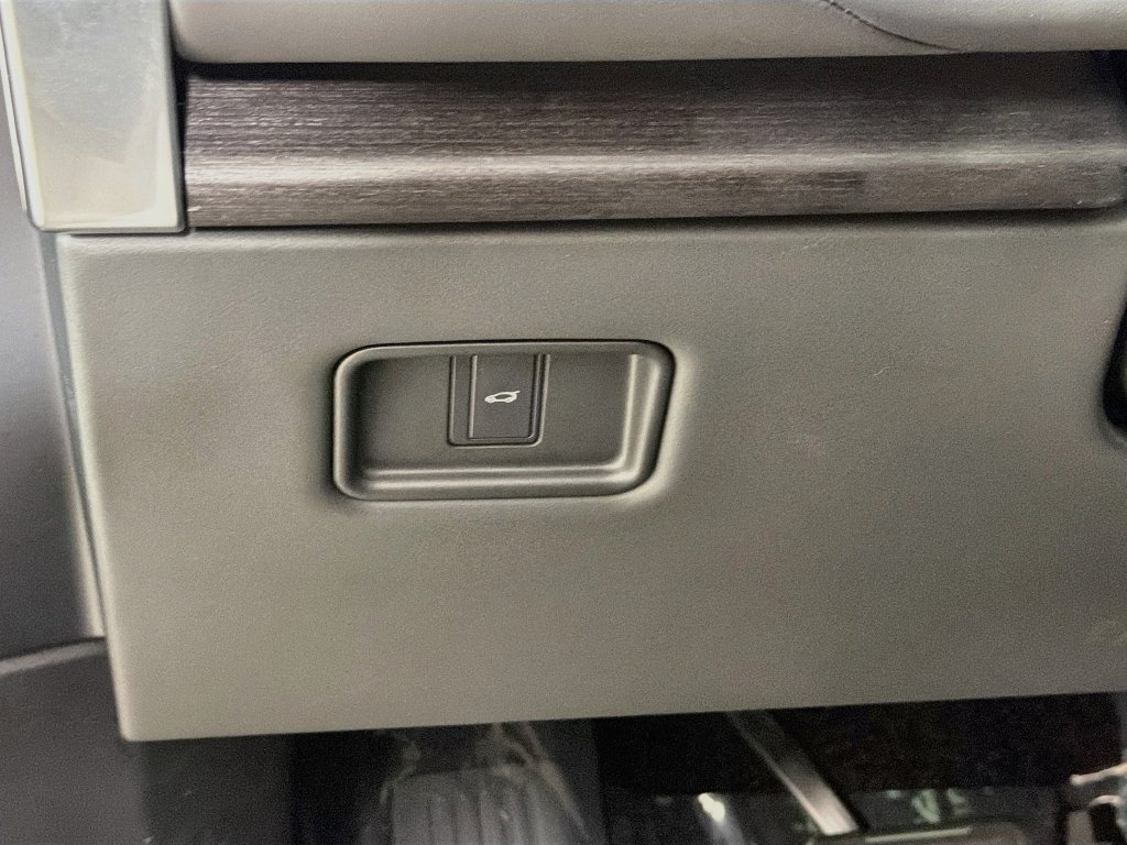 Certified Used 2025 Black Land Rover SE image 10
