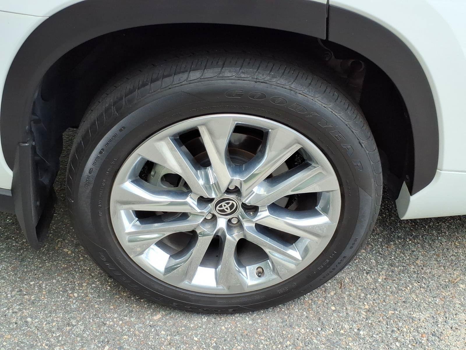 Used 2024 Wind Chill Pearl Toyota Limited image 10