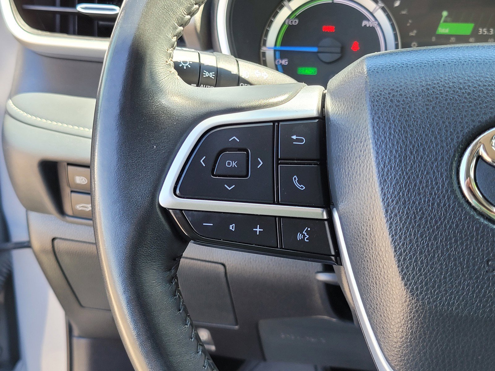 Used 2024  Toyota Hybrid XLE image 25