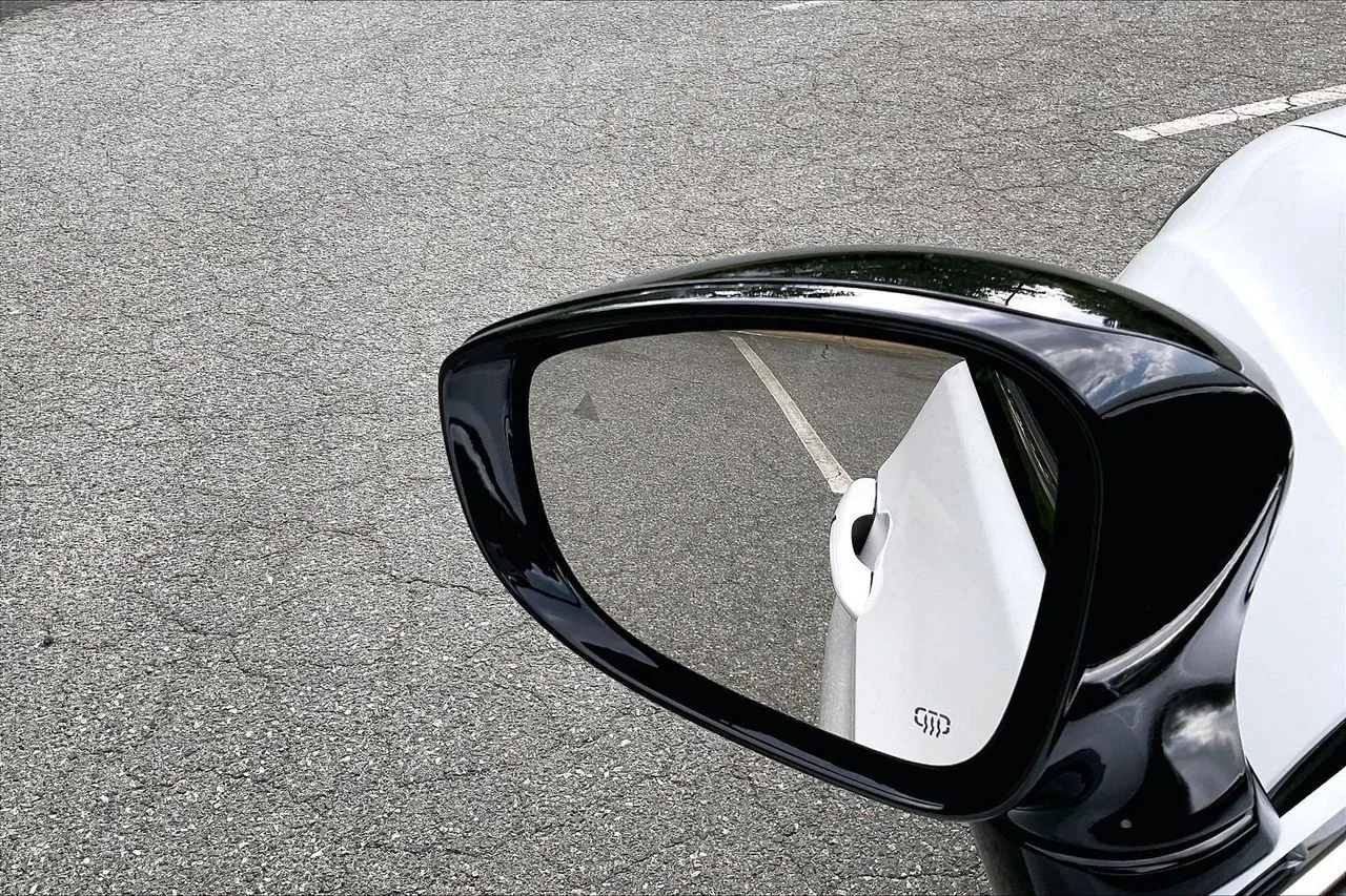 New 2027 Bright White Clear-Coat Exterior Paint Chrysler Select image 24