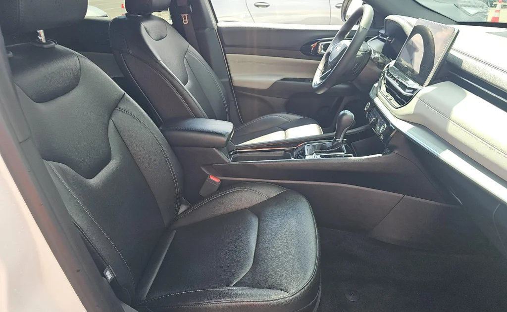 Used 2025 White Jeep Limited image 7